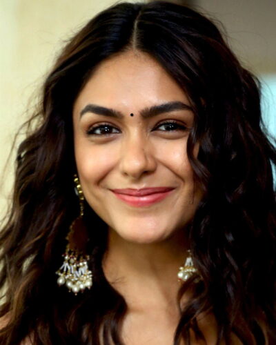 Varun Dhawan, Mrunal Thakur, Pooja Hegde shine at special screening