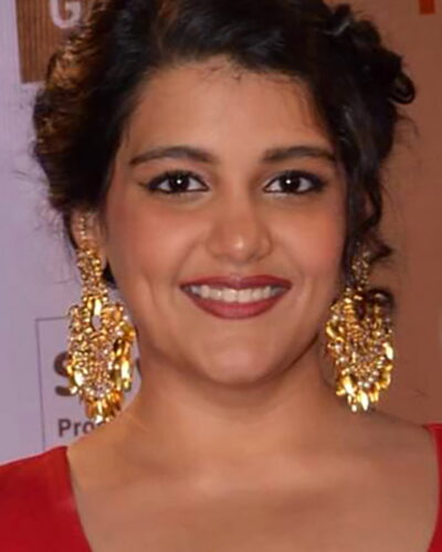 Sanah Kapur shares intimate birthday bash pics for dad Pankaj