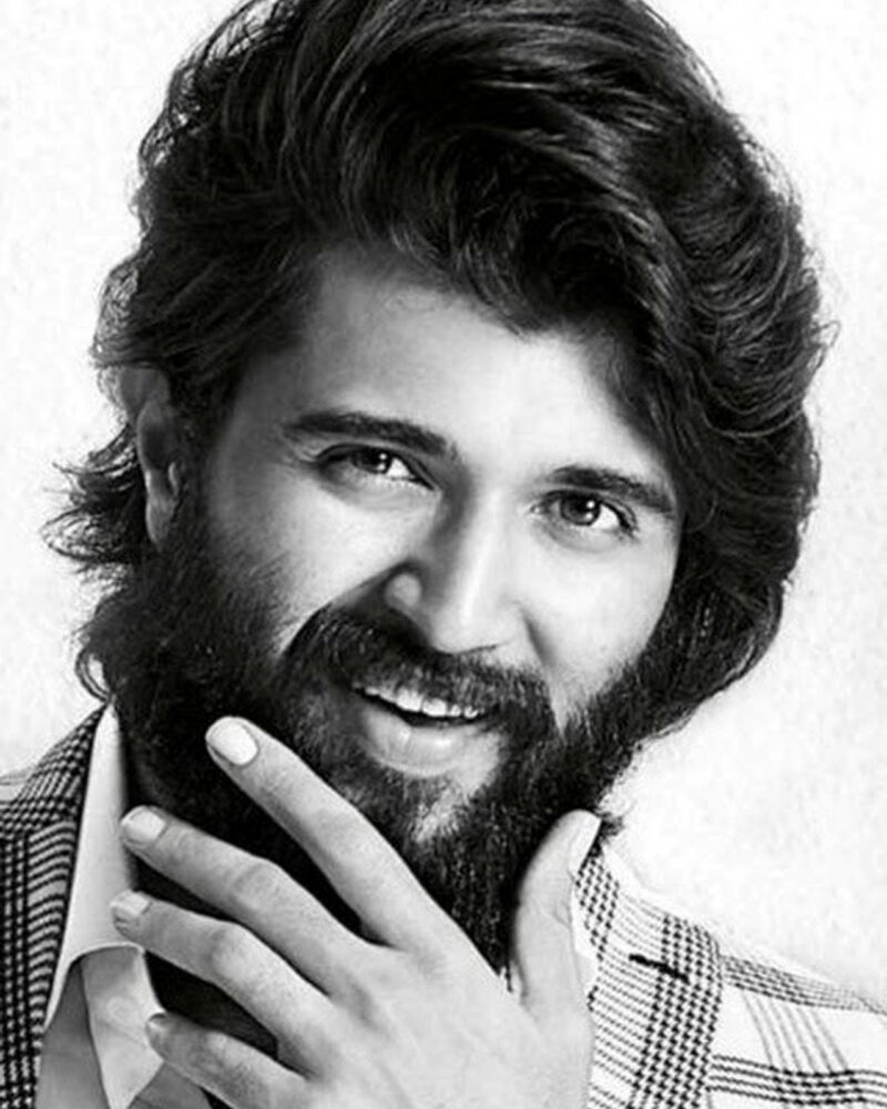 Vijay Deverakonda and Rashmika Mandanna give scholarships to 180 students